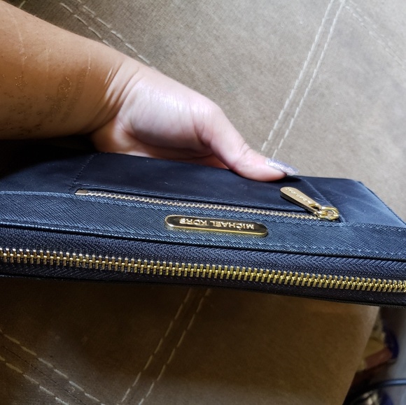 Michael Kors Large Wallet - Picture 4 of 5